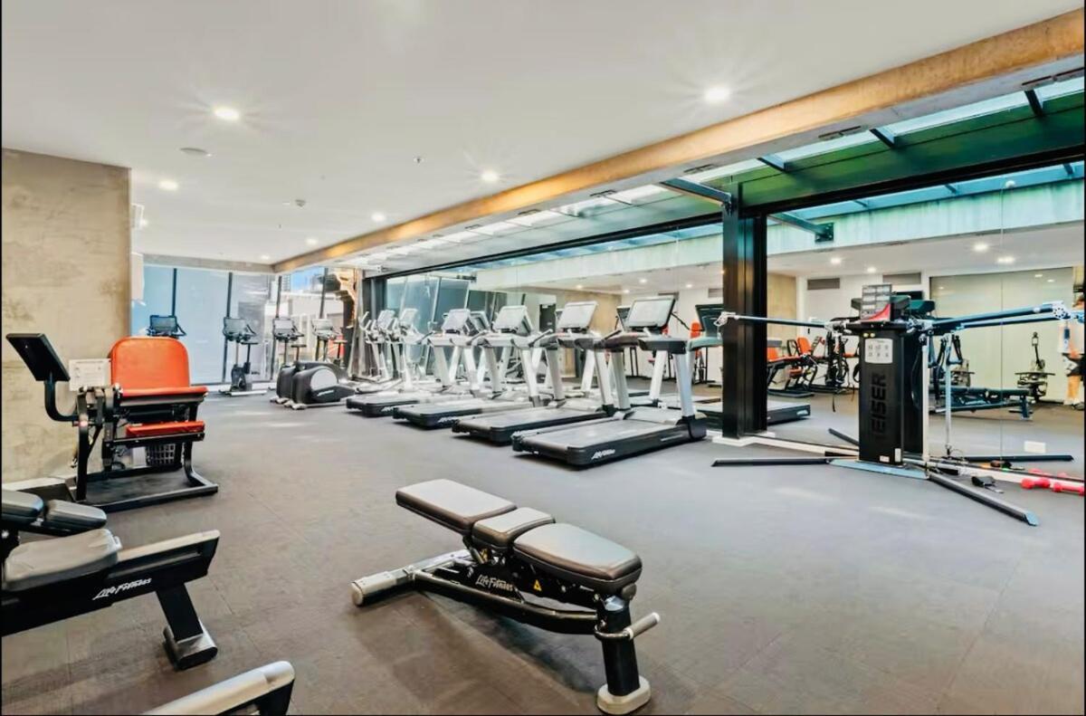 Adek Apartments Cbd -Free Parking, Pool, Gym & Sauna * Melbourne