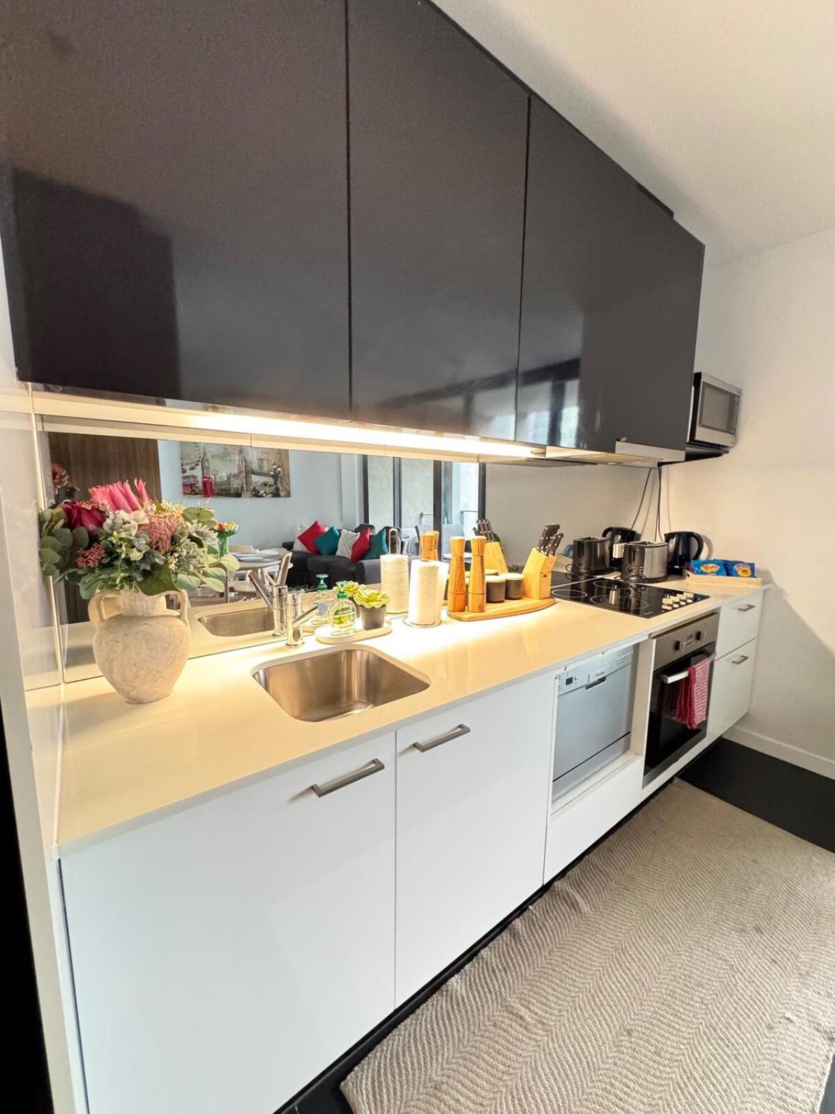 Adek Apartments Cbd -Free Parking, Pool, Gym & Sauna * Melbourne