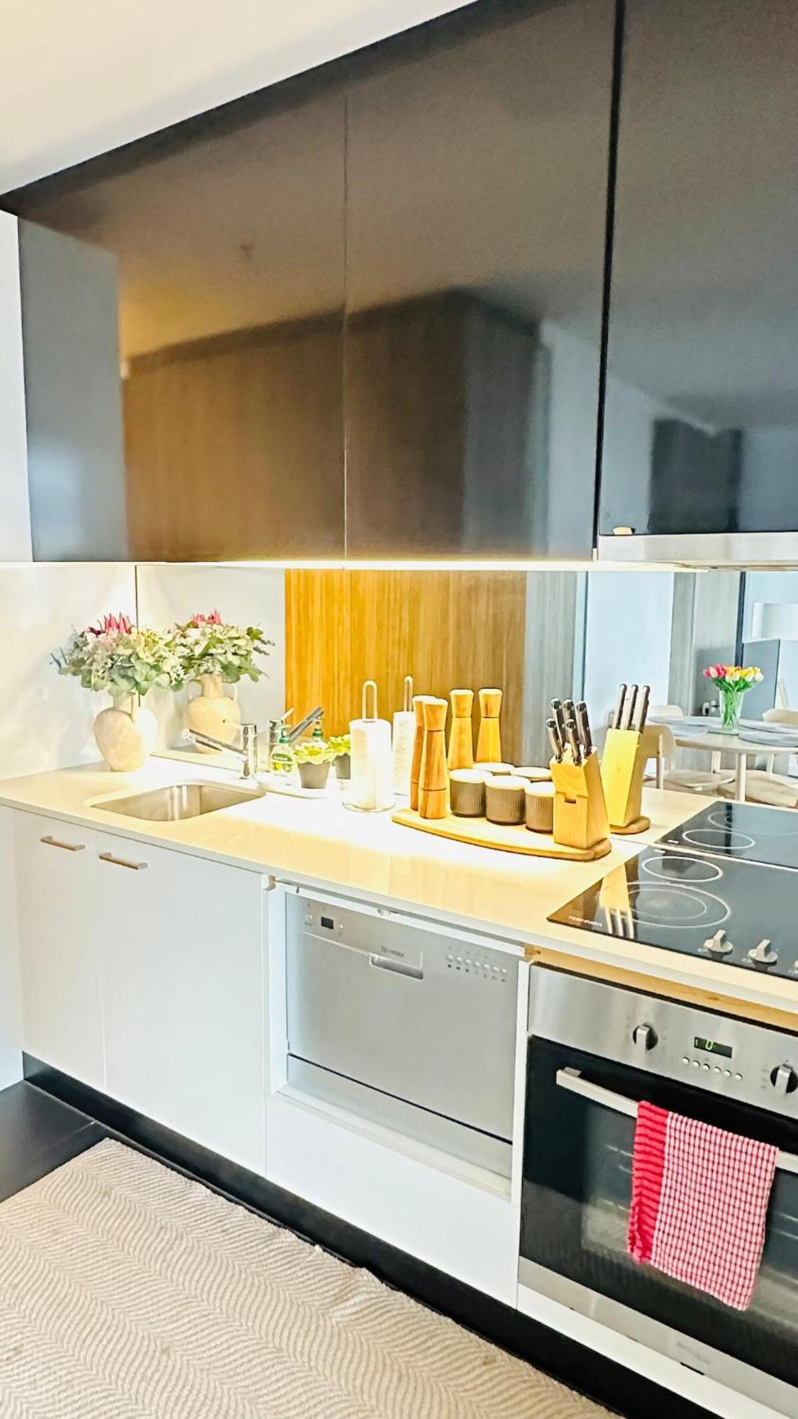 Adek Apartments Cbd -Free Parking, Pool, Gym & Sauna Apartment *