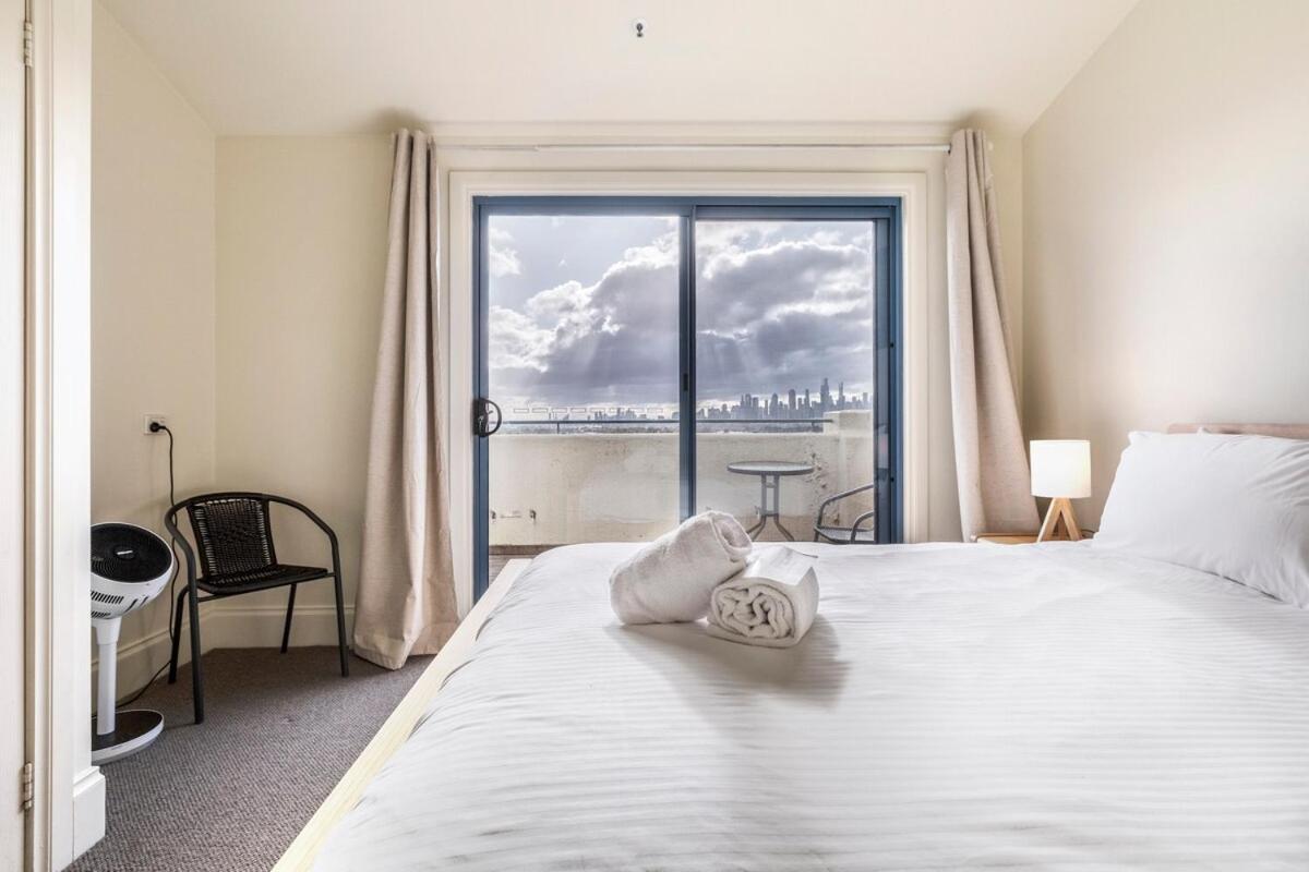 Charming Blend 2br With Parking * Melbourne