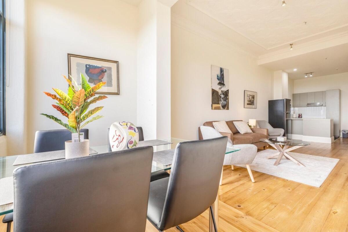 Charming Blend 2br With Parking Melbourne