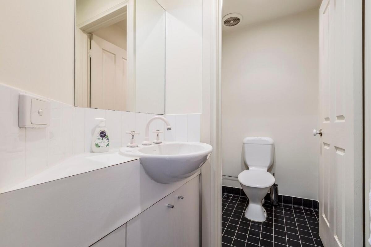 Charming Blend 2br With Parking * Melbourne