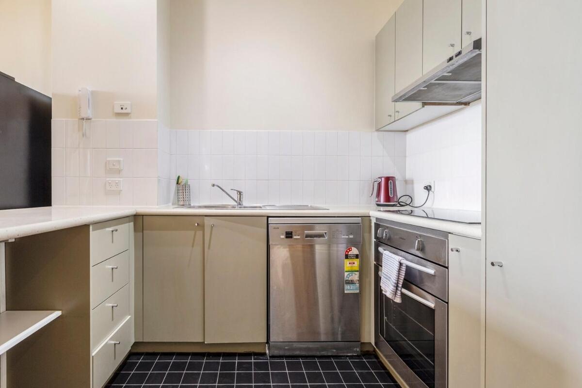 Charming Blend 2br With Parking Apartment *