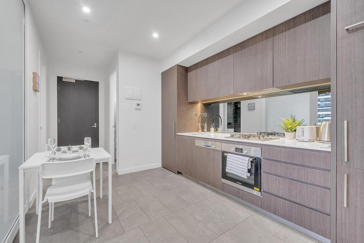 Luxurious 2br - Cbd Location With Pool, Gym Apartment