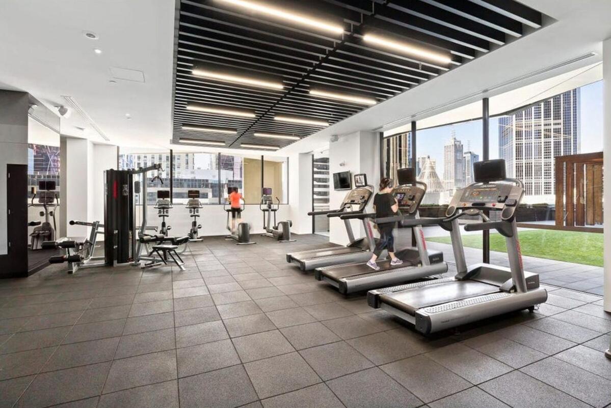 Luxurious 2br - Cbd Location With Pool, Gym