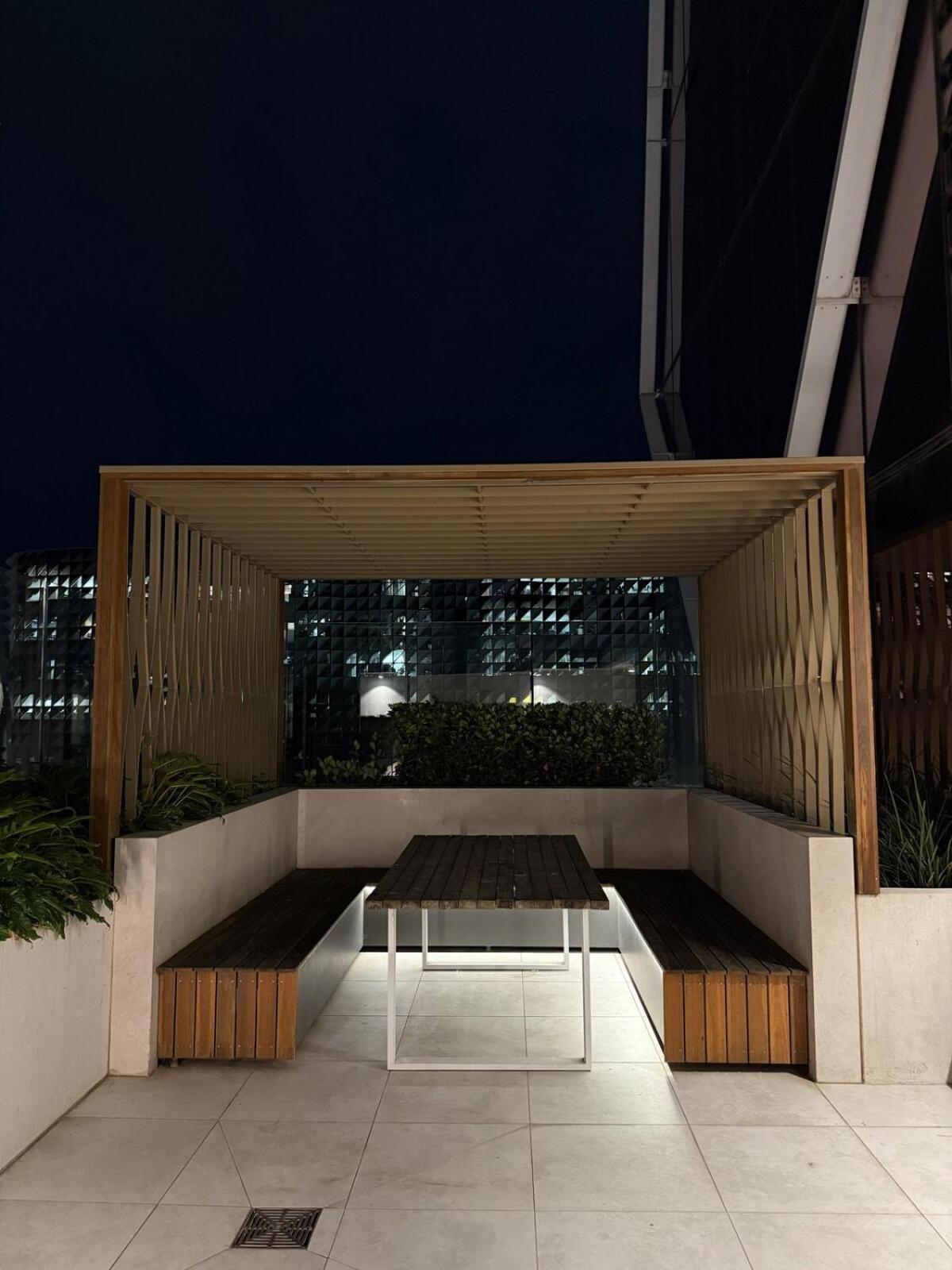 Modern 2 Bedroom In Cbd Apartment *