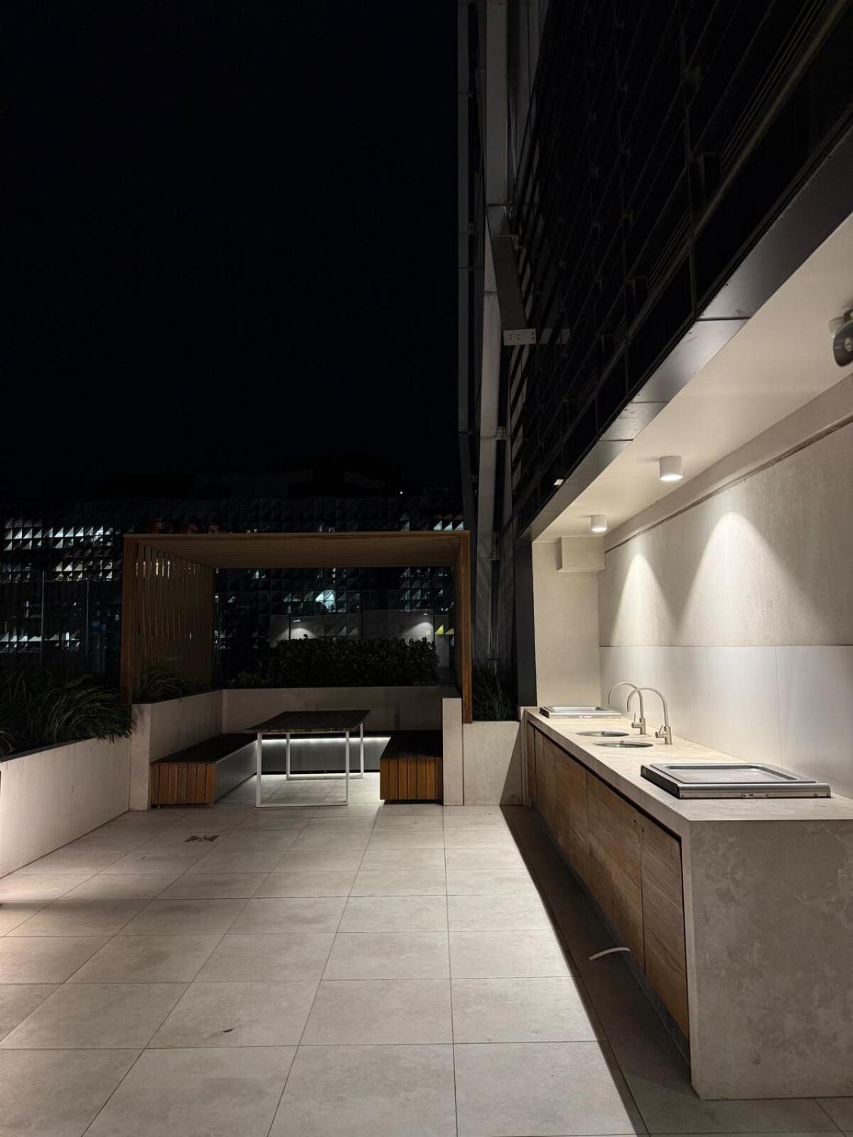 Modern 2 Bedroom In Cbd Apartment Melbourne