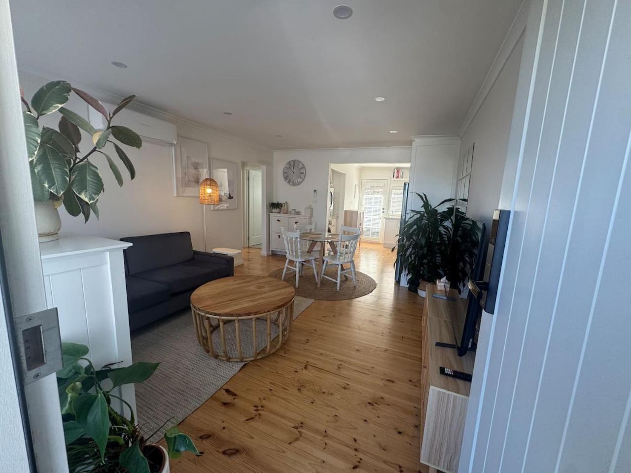 Cosy Modern Retreati Private Courtyardi Parking Melbourne