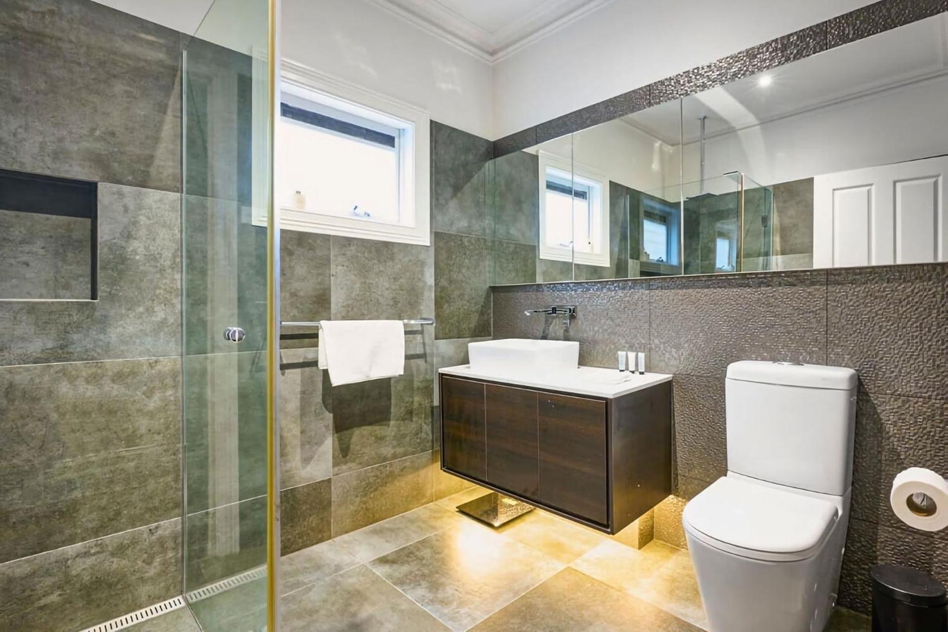 Bowen Street Family Retreat With Pool Melbourne