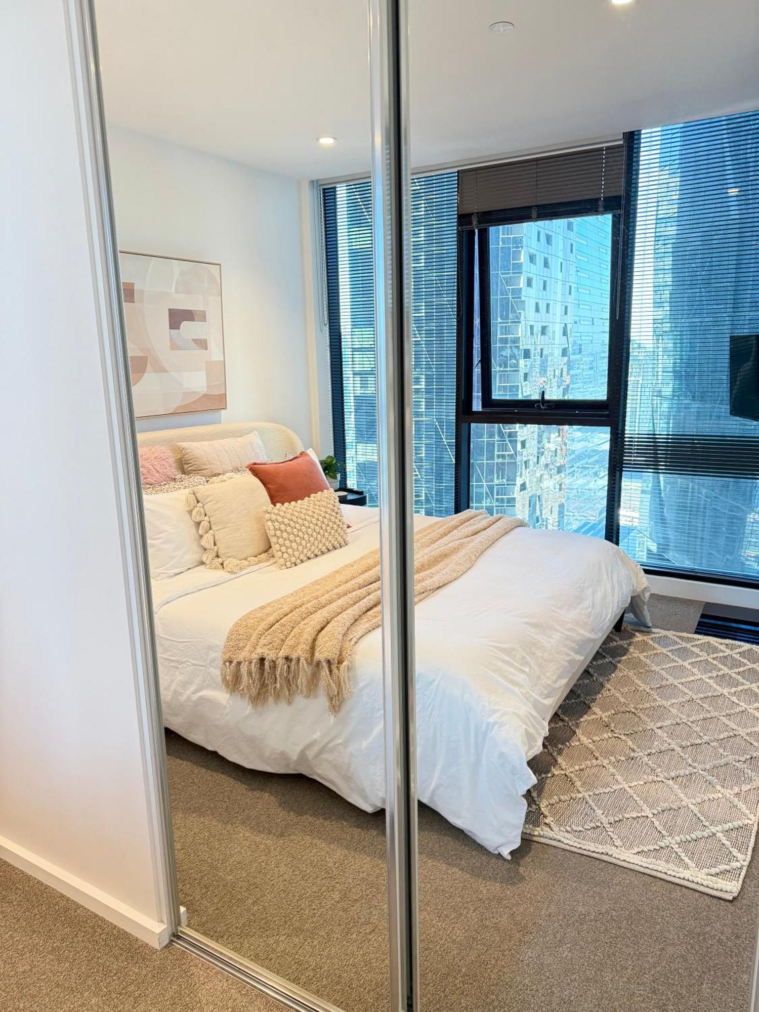 Lonsdale St Luxury Cbd Family With Free Parking Apartment
