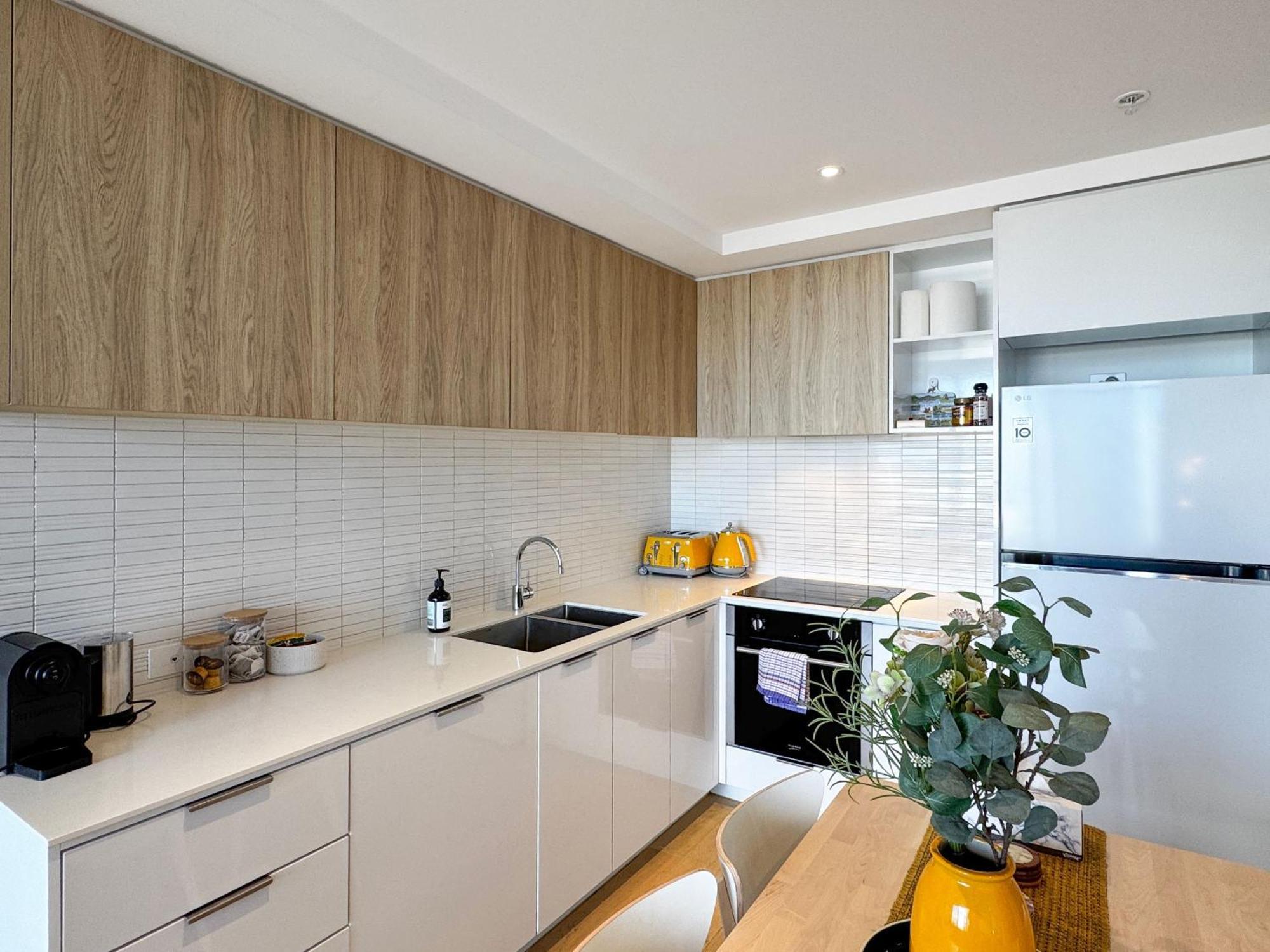 Ocean View Modern 2 Bedroom With Parking In St Kilda Apartment *