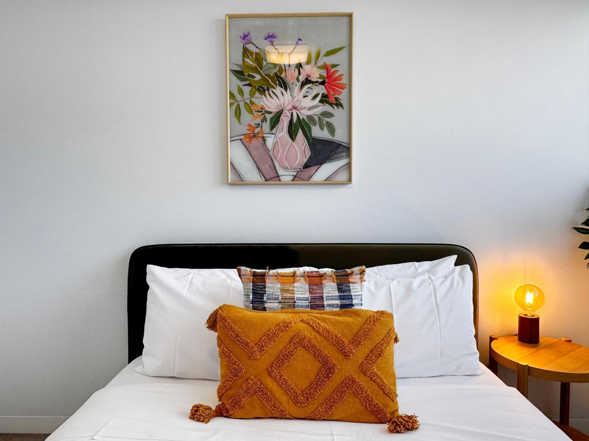 Ocean View Modern 2 Bedroom With Parking In St Kilda *