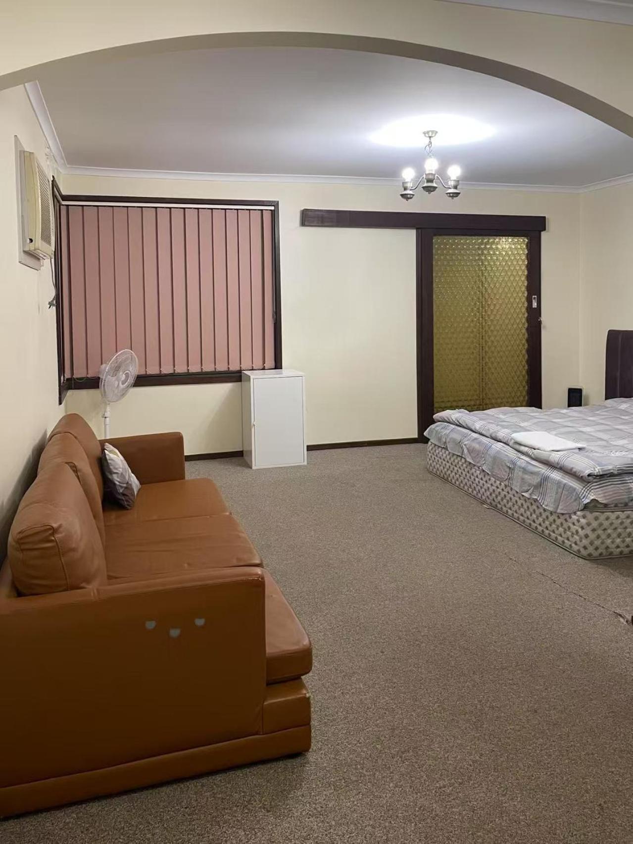 A 别墅大床间毗邻公园和公交车站 Guest house
