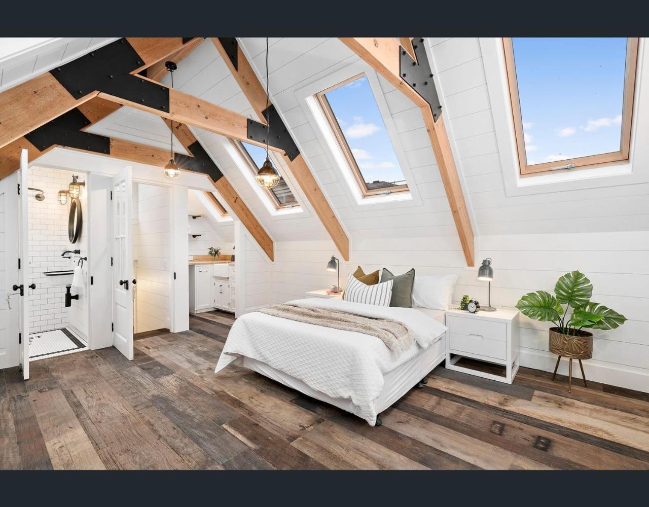 A Majestic Victorian Private Rear Access Quarters * Melbourne