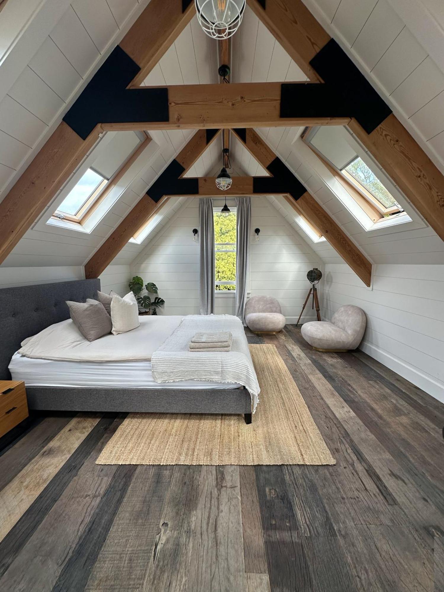 A Majestic Victorian Private Rear Access Quarters Homestay *