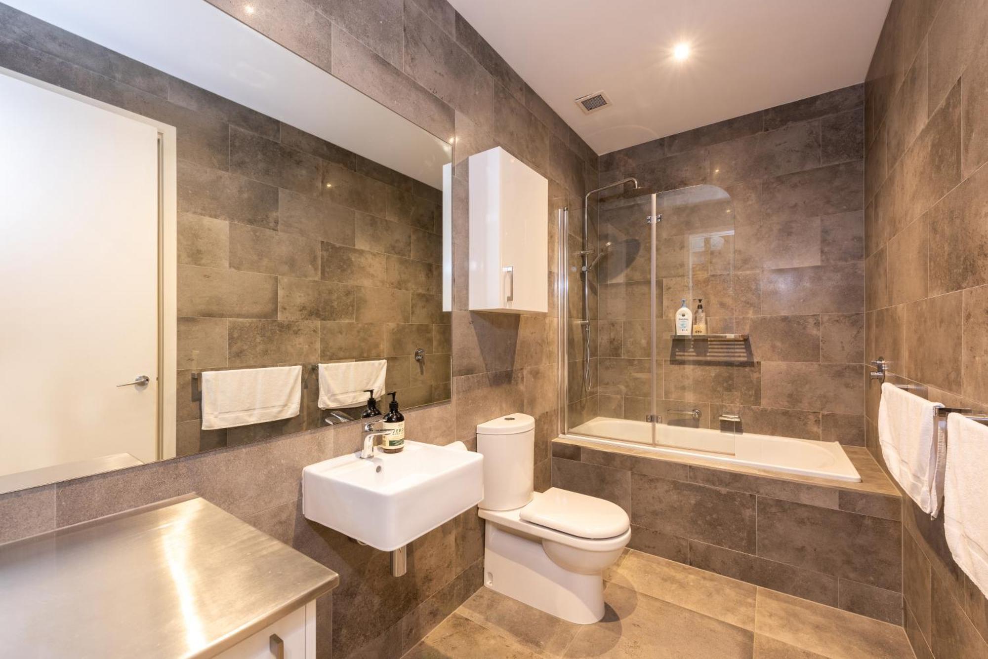Apartment Stylish 3-bed Unit In The Heart Of Cbd! Melbourne