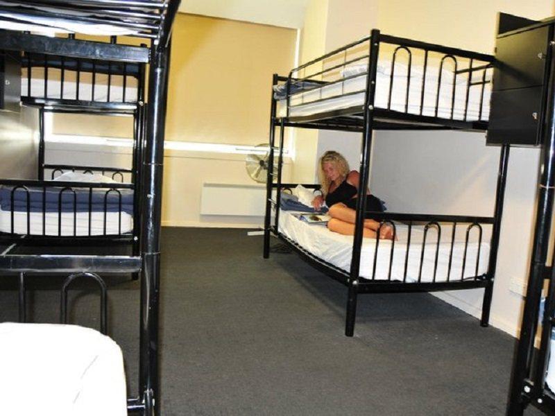 Nomads Backpackers Hostel *