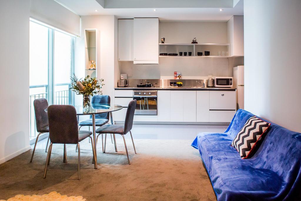 2 Bd Central Melbourne Apartment