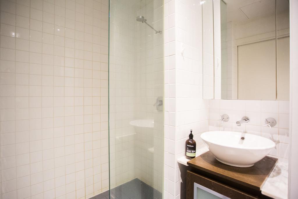 2 Bd Central Melbourne Apartment