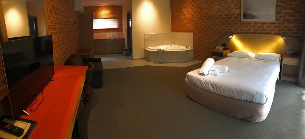Eltham Motor 3*