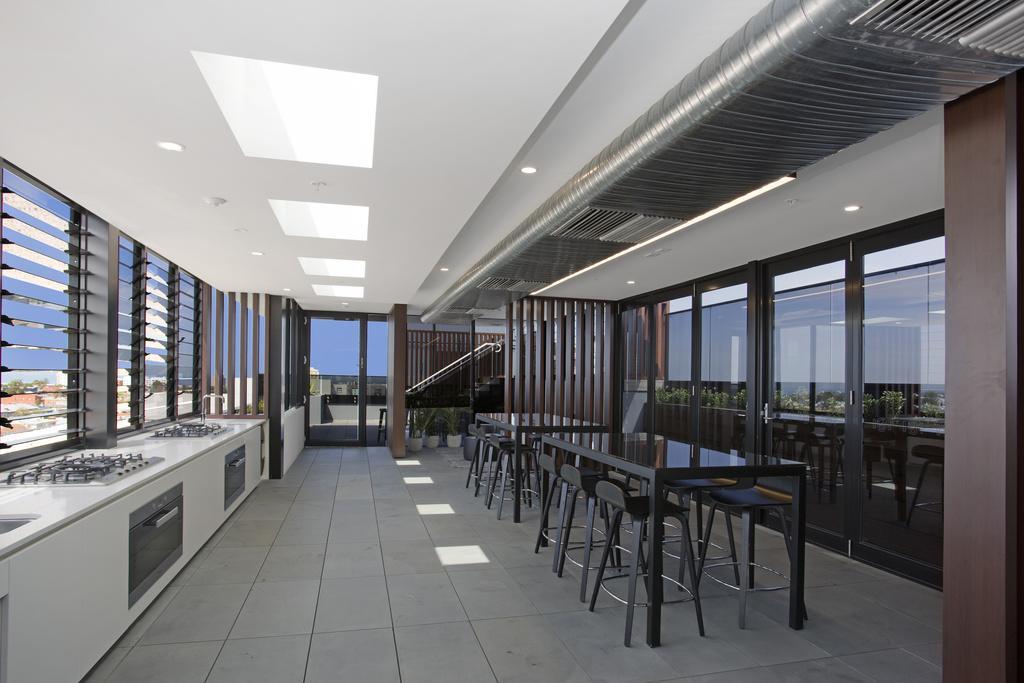 ☆ Heart Of St Kilda ☆ Infinity Pool+parking+wifi Apartment *