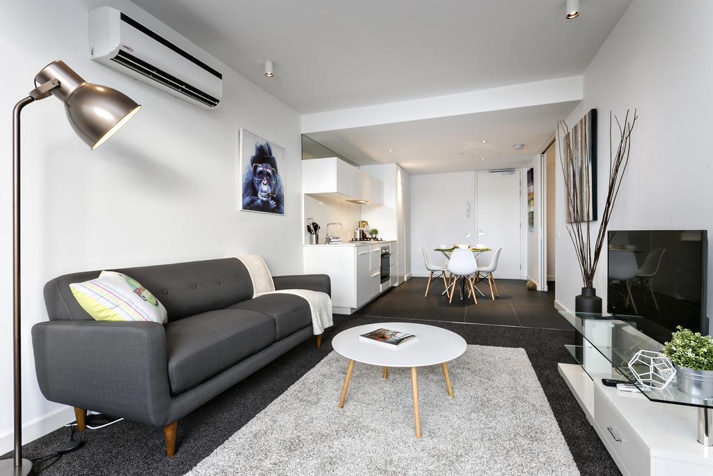 Complete Host Guilfoyle * Melbourne