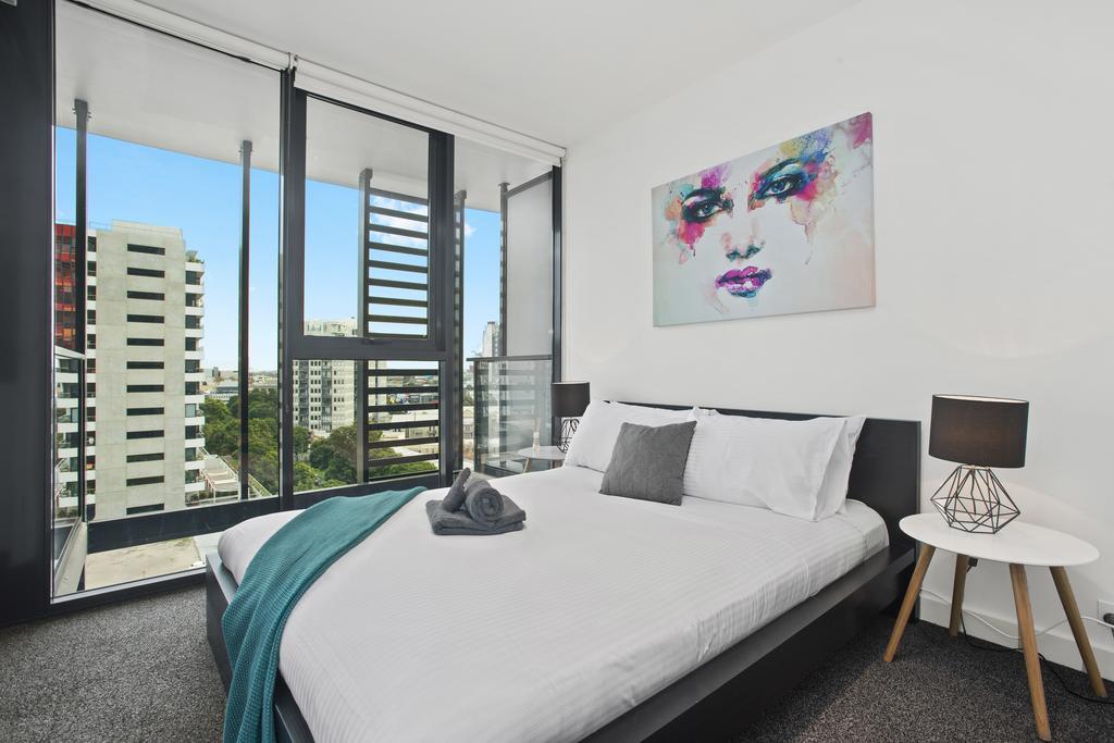 Complete Host Guilfoyle * Melbourne