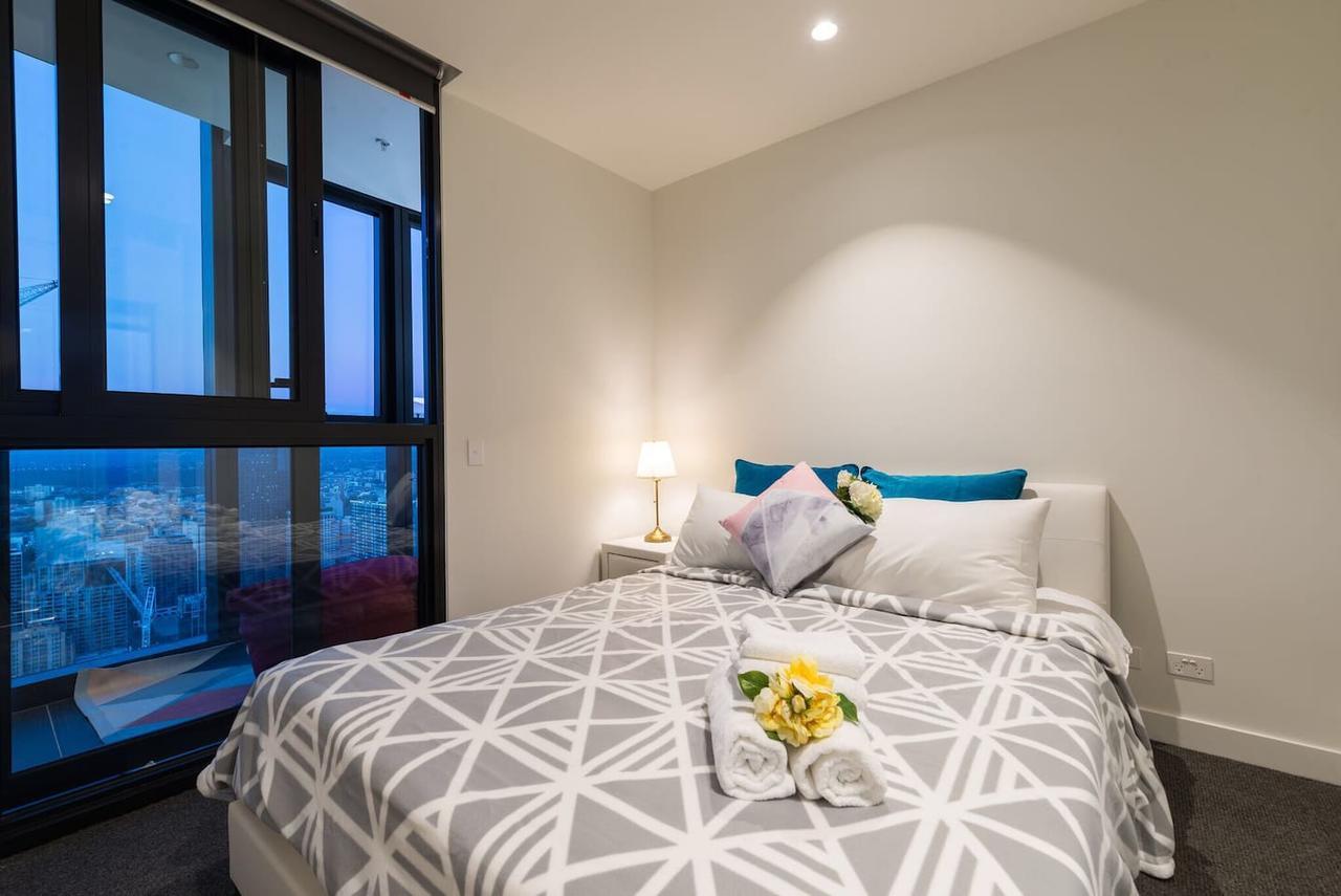Eq Tower Luxury 2 Bedroom Skyline Cbd Apartment