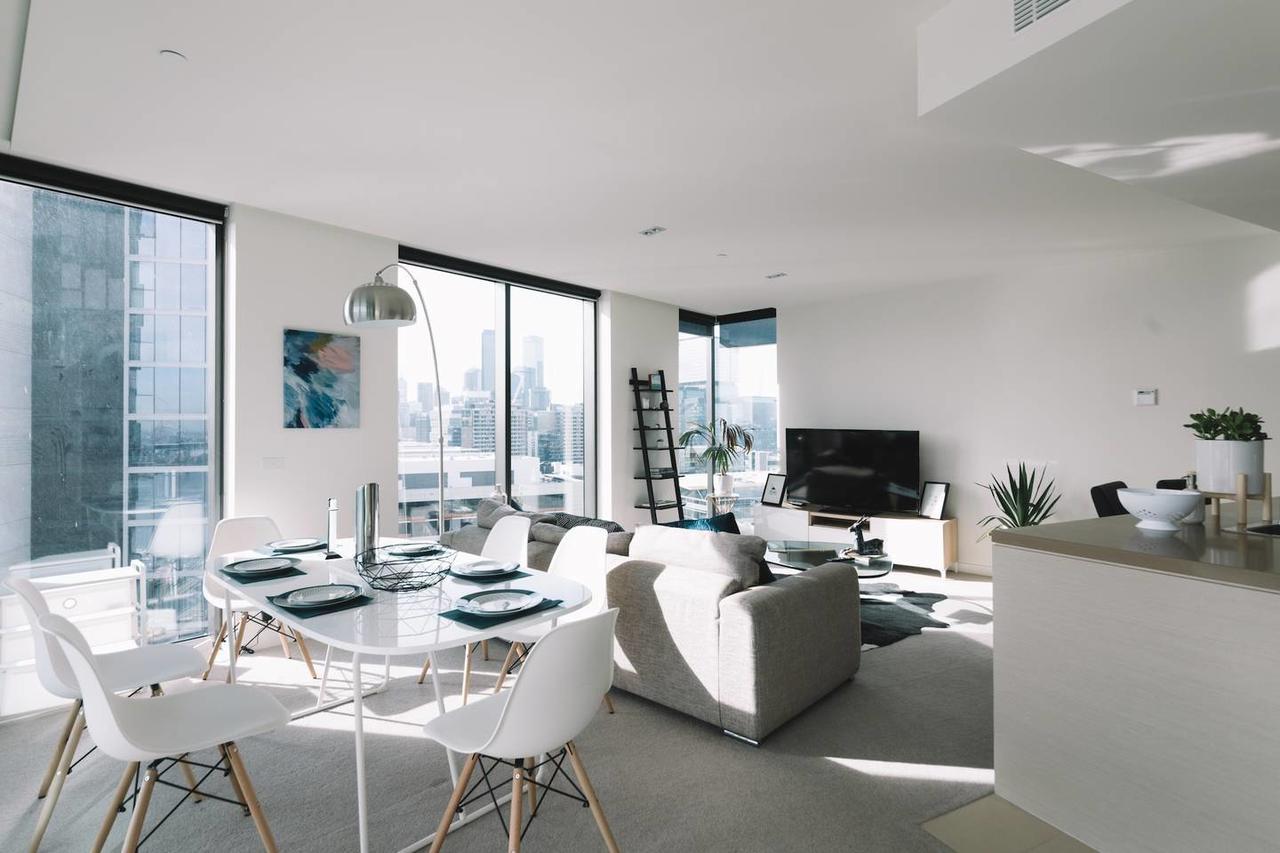 Experience Waterfront Luxury With Views Apartment Melbourne