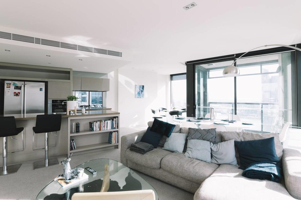 Experience Waterfront Luxury With Views *
