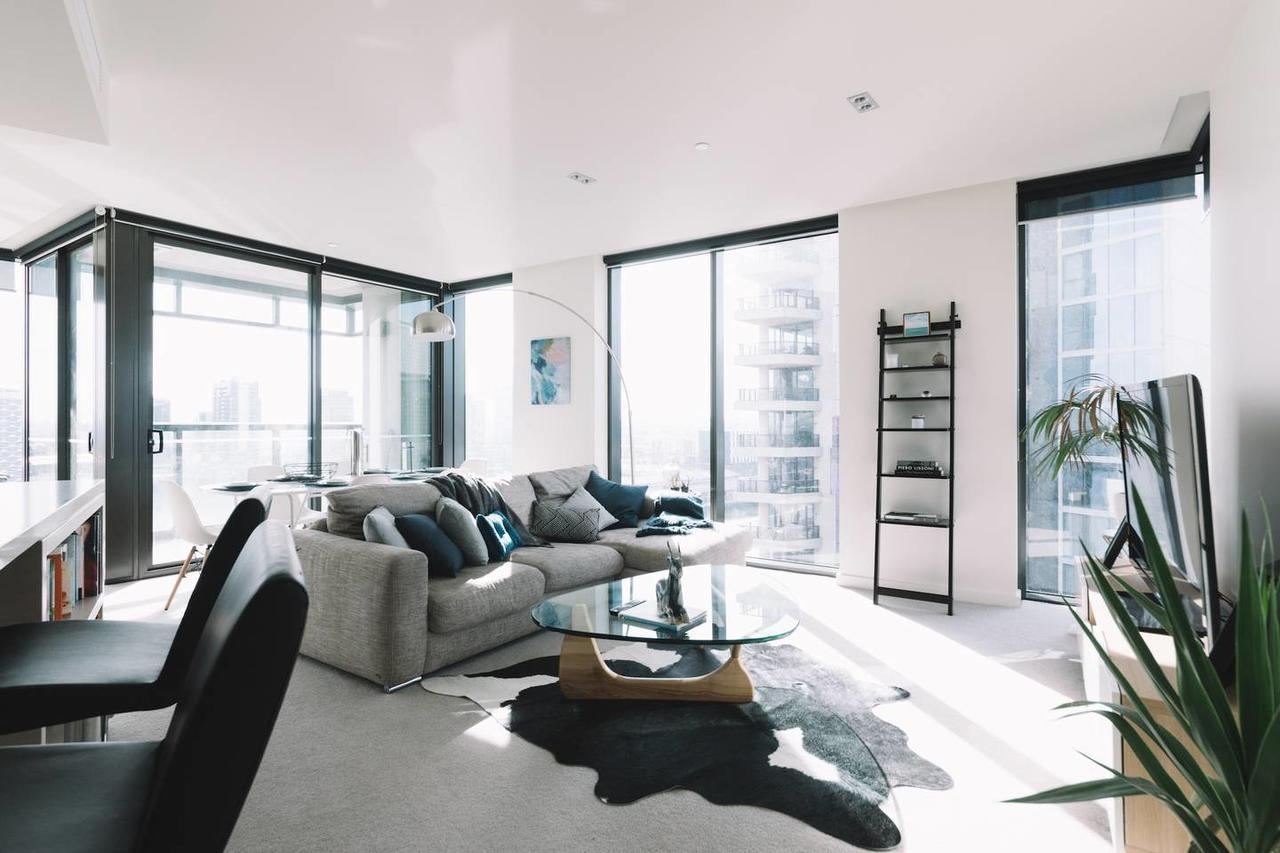 Experience Waterfront Luxury With Views Apartment Melbourne