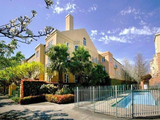 Park Lane Apartment *