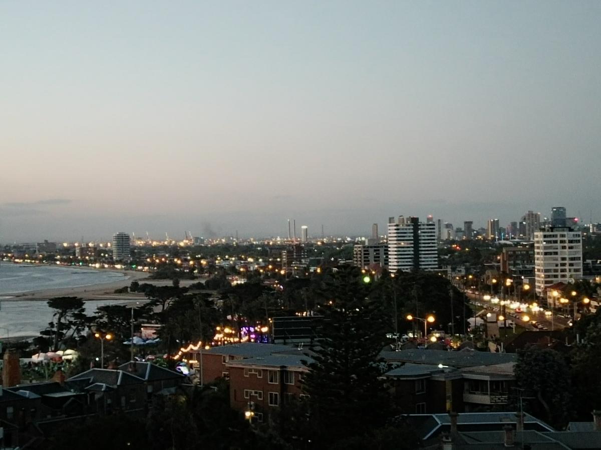 Spectacular Views Top Floor- Private Apartment. Melbourne