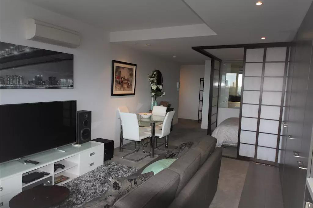 Apartment Luxurious With Views, Free Parking On Premises & Wi Fi *