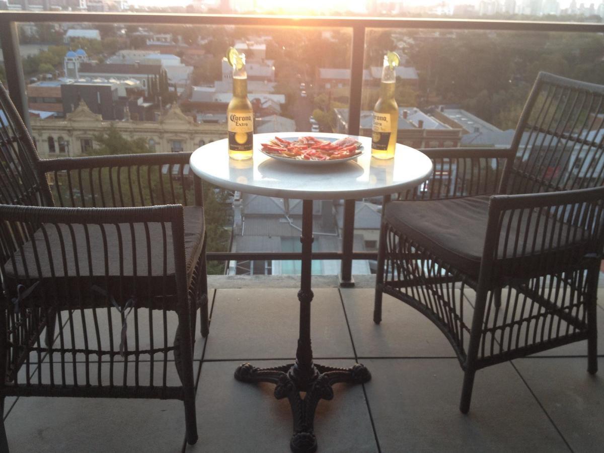 Luxurious With Views, Free Parking On Premises & Wi Fi Apartment *