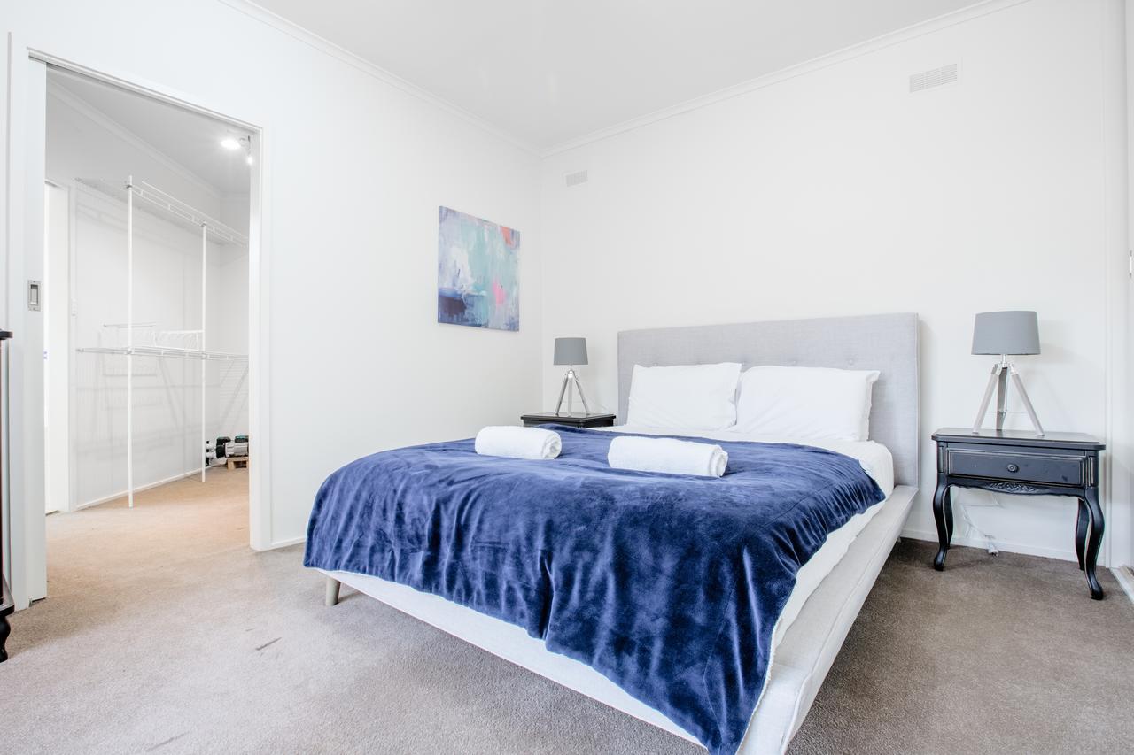 Lots Life Garden View Amazing Five Bedrooms Villa Melbourne