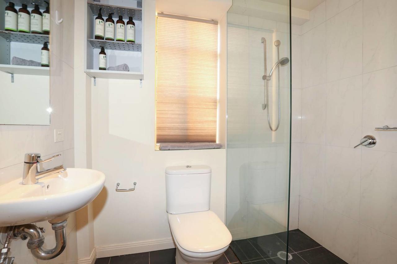 2 Beds 2 Baths Free Car Park. Behind State Library Melbourne