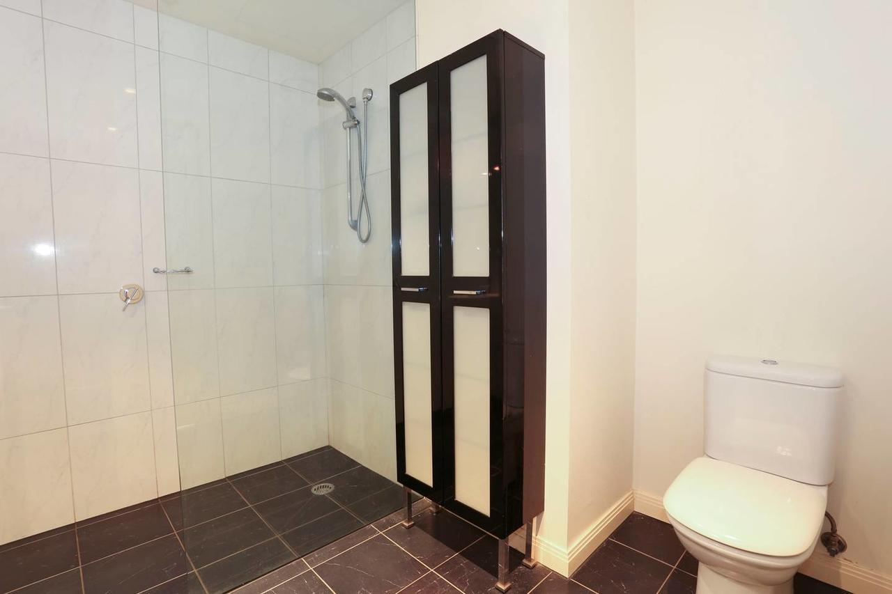 Apartment 2 Beds 2 Baths Free Car Park. Behind State Library *
