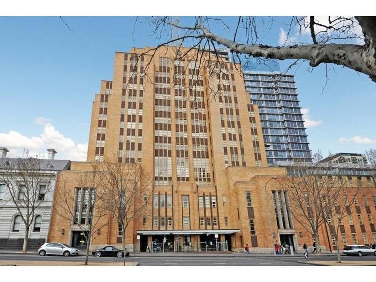 Apartment 2 Beds 2 Baths Free Car Park. Behind State Library Melbourne