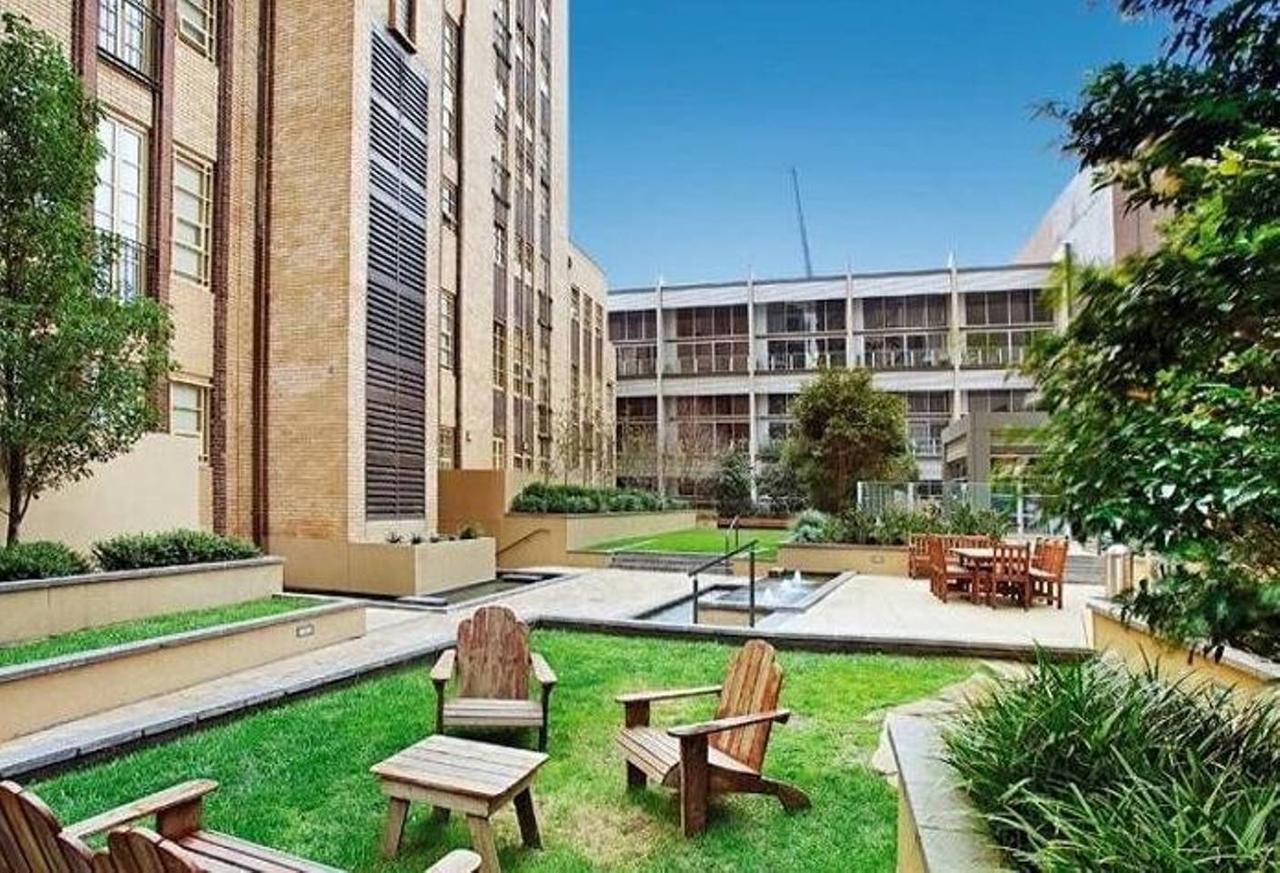 2 Beds 2 Baths Free Car Park. Behind State Library Melbourne