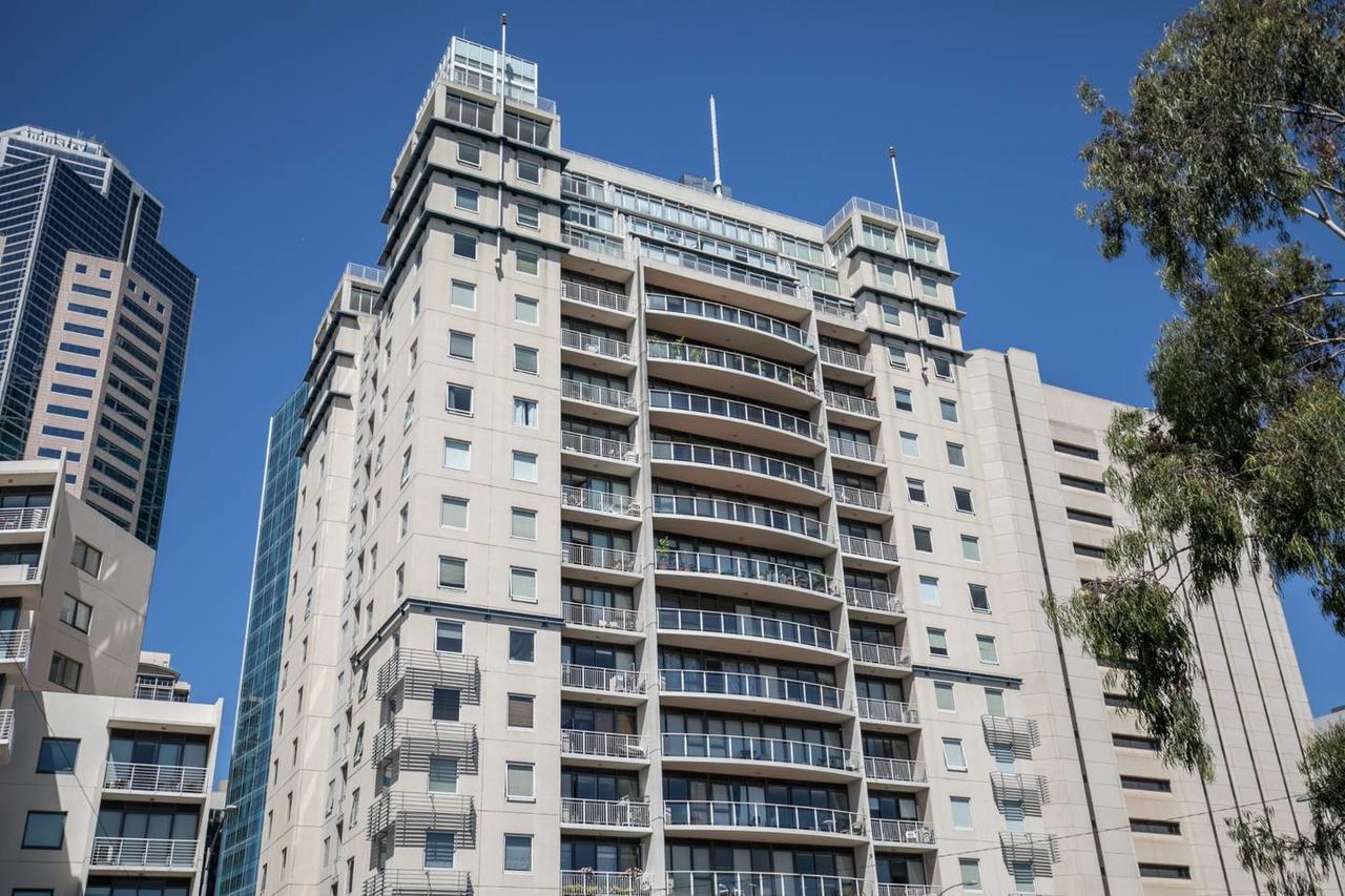 Apartment 3 Bedrooms 2 Car Parks, Carlton Garden Opposite