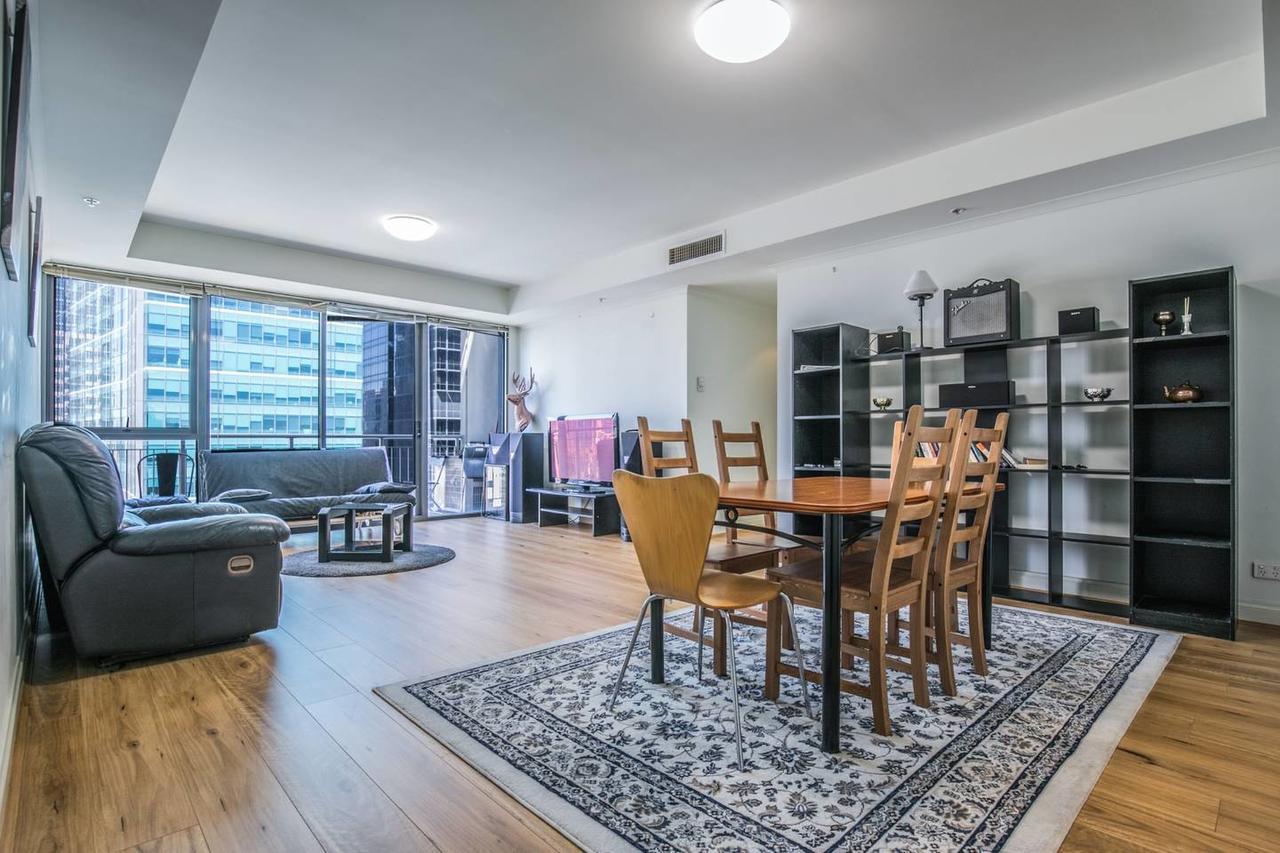 3 Bedrooms 2 Car Parks, Carlton Garden Opposite Melbourne