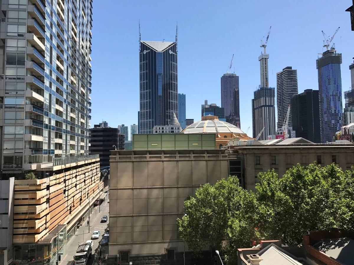 2 Beds 1 Bath Beside Qv Apartment *