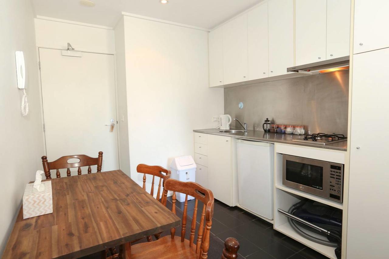 2 Beds 1 Bath Beside Qv Apartment *