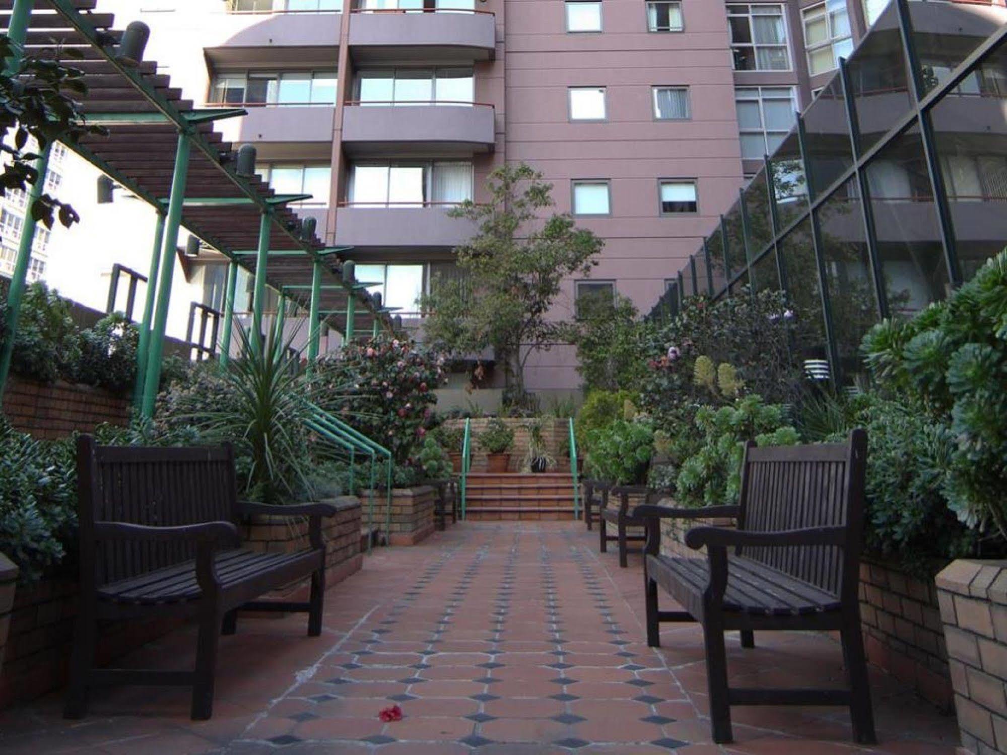 Paramount Aparthotel