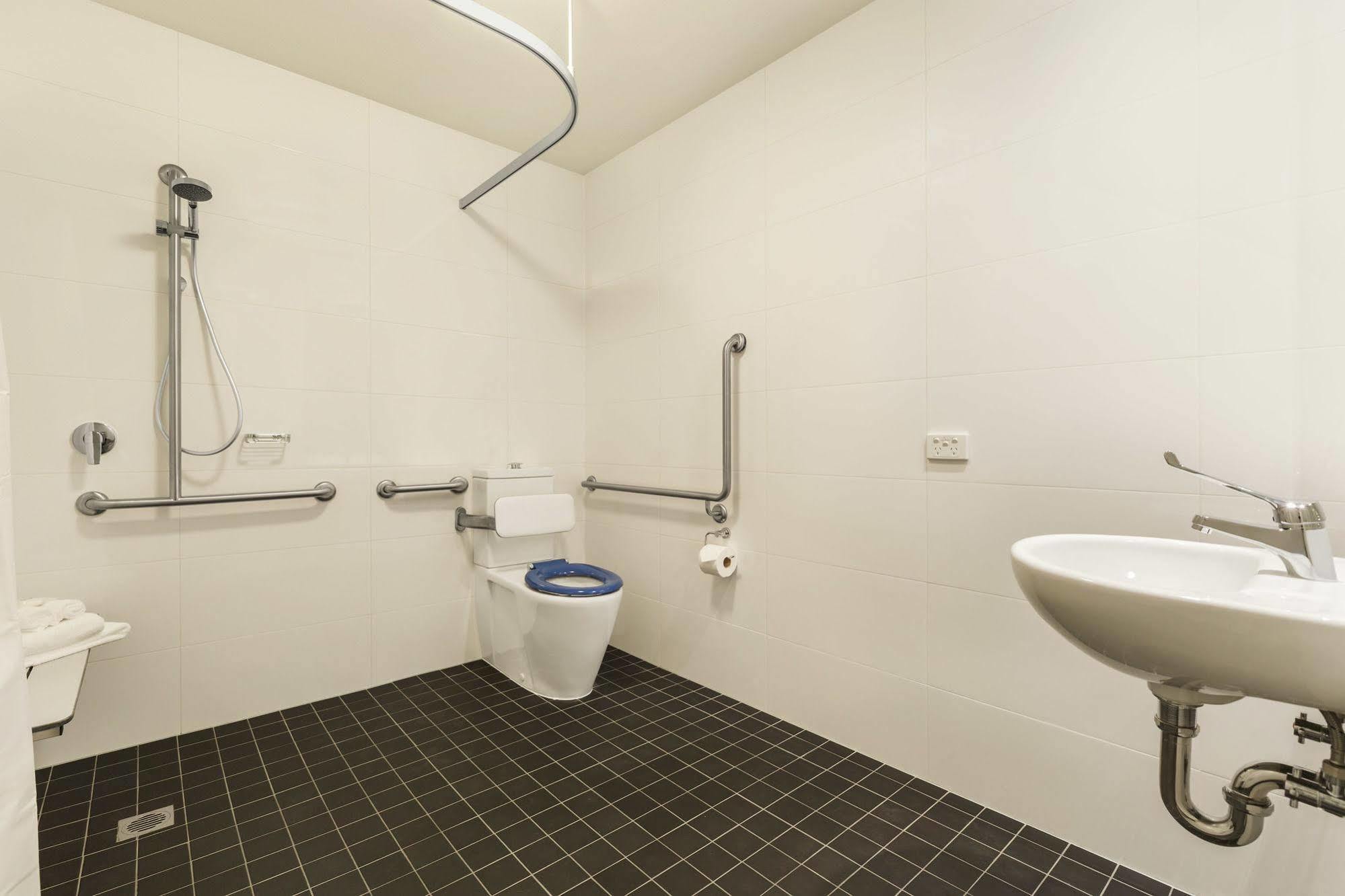 Aparthotel Quest Airport 4*