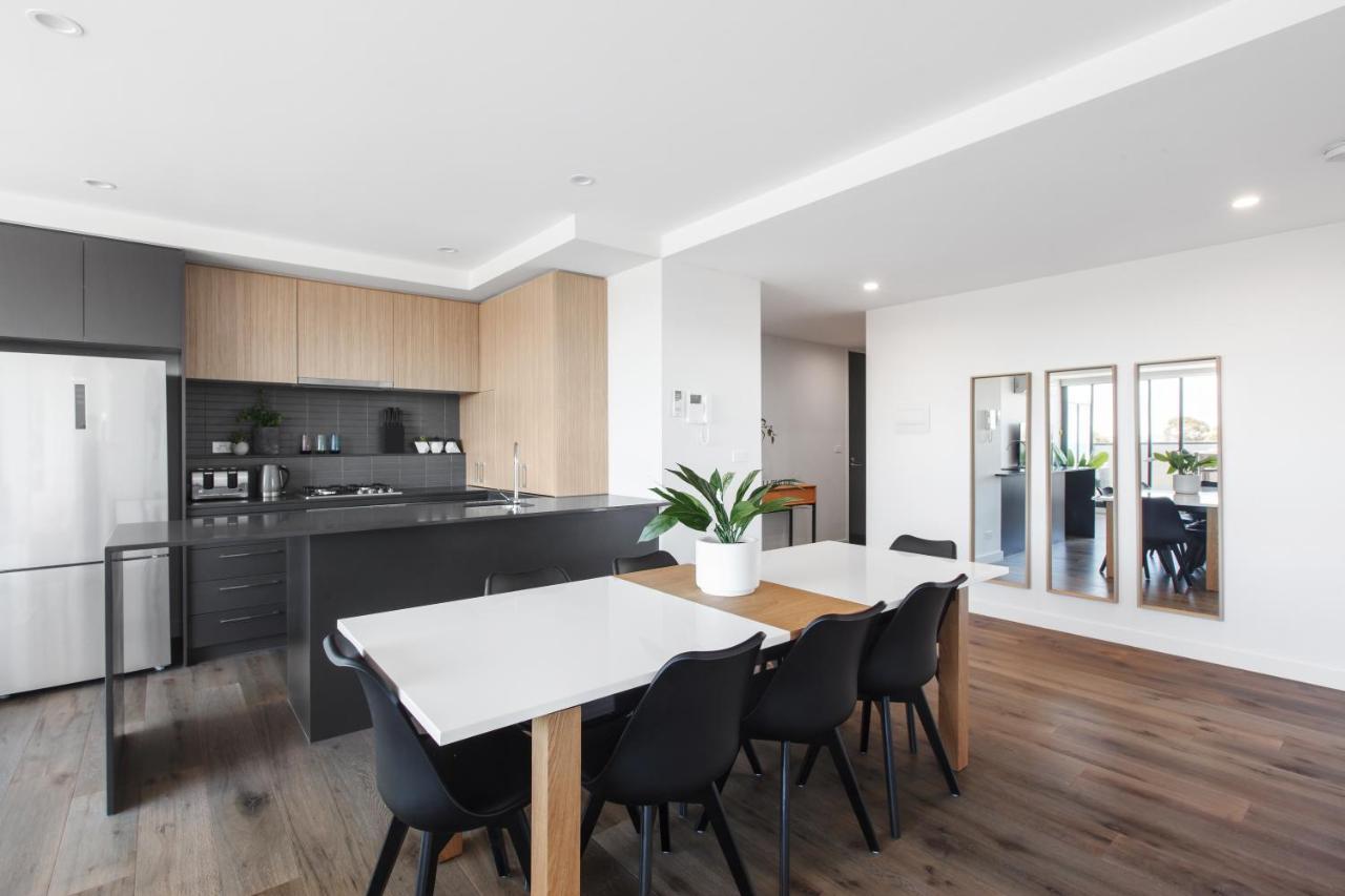 Spacious Urban Oasis With Views By Ready Set Host Melbourne