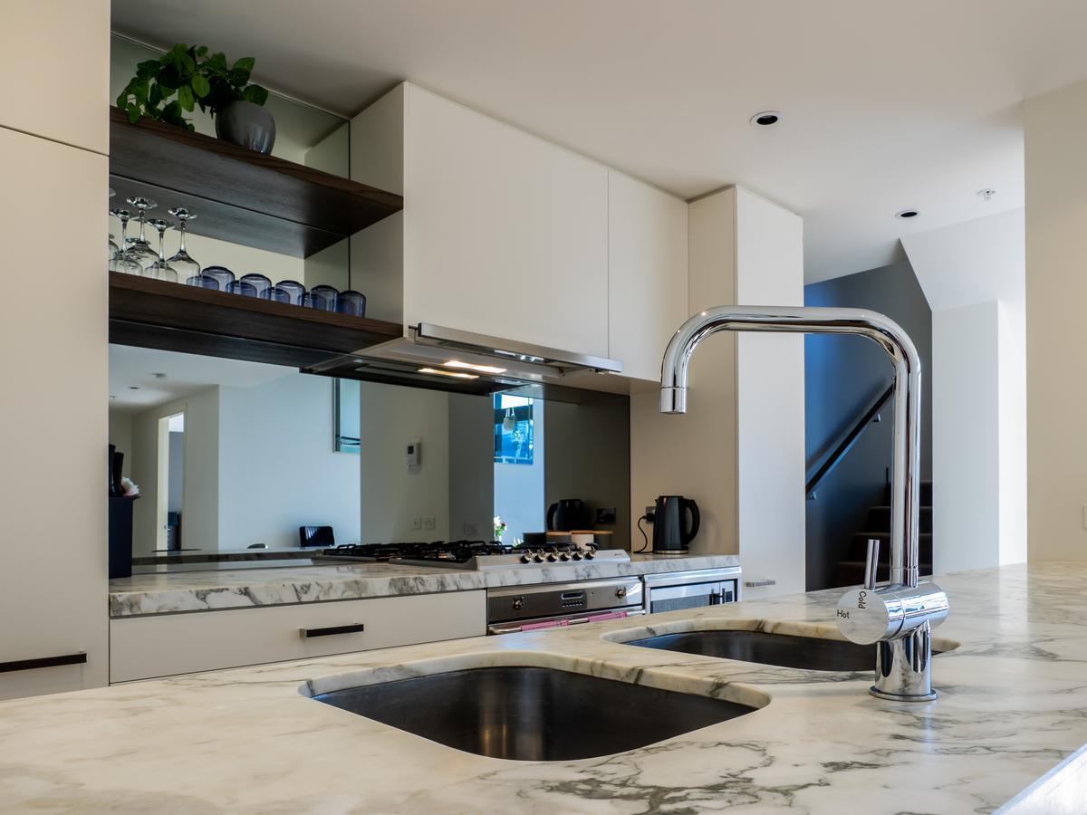 Sanctuary - Freshwater Place Apartment *