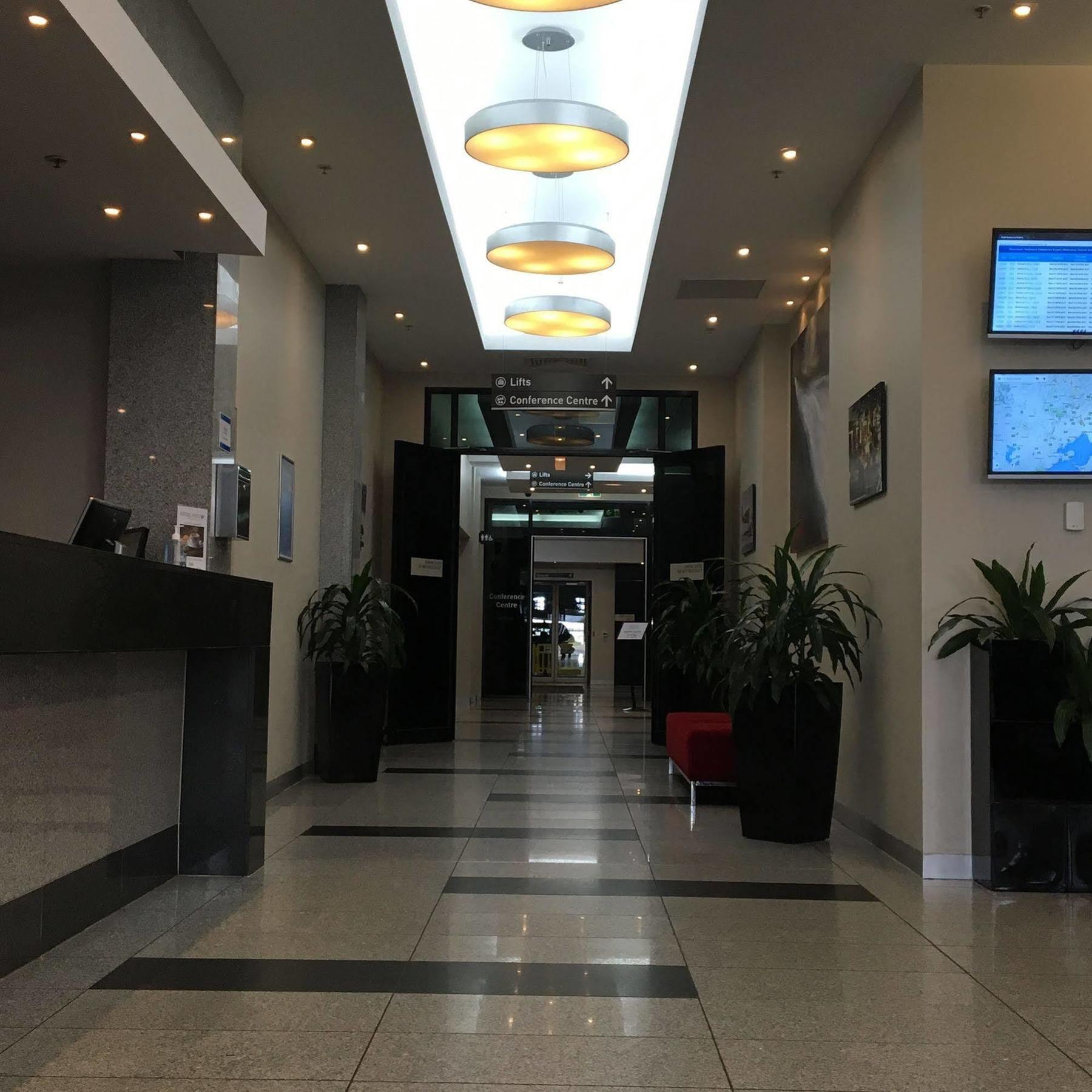 Hotel Mantra Airport 4*