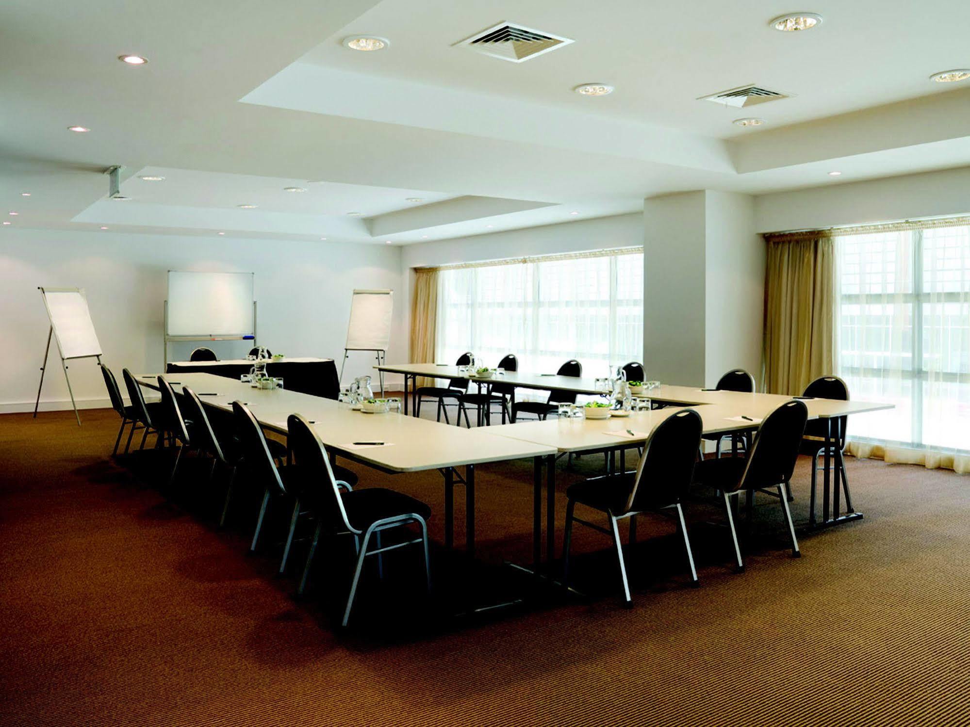 Brady Flinders Street Aparthotel 4*